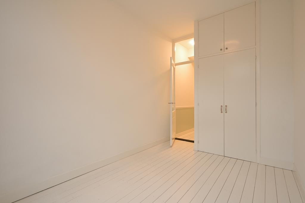 Charming Five-Room Apartment with Sunny Garden in Duinoord — 22