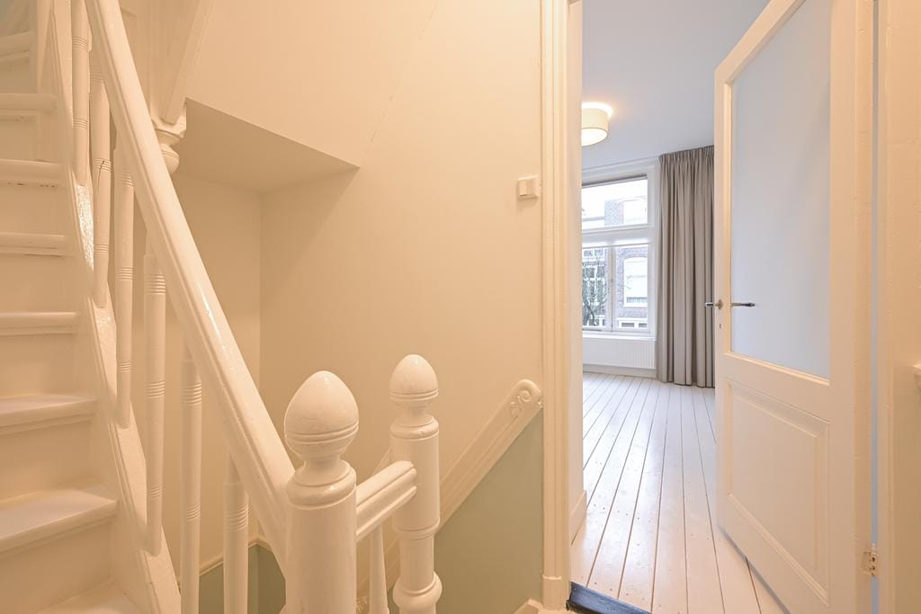 Charming Five-Room Apartment with Sunny Garden in Duinoord — 23