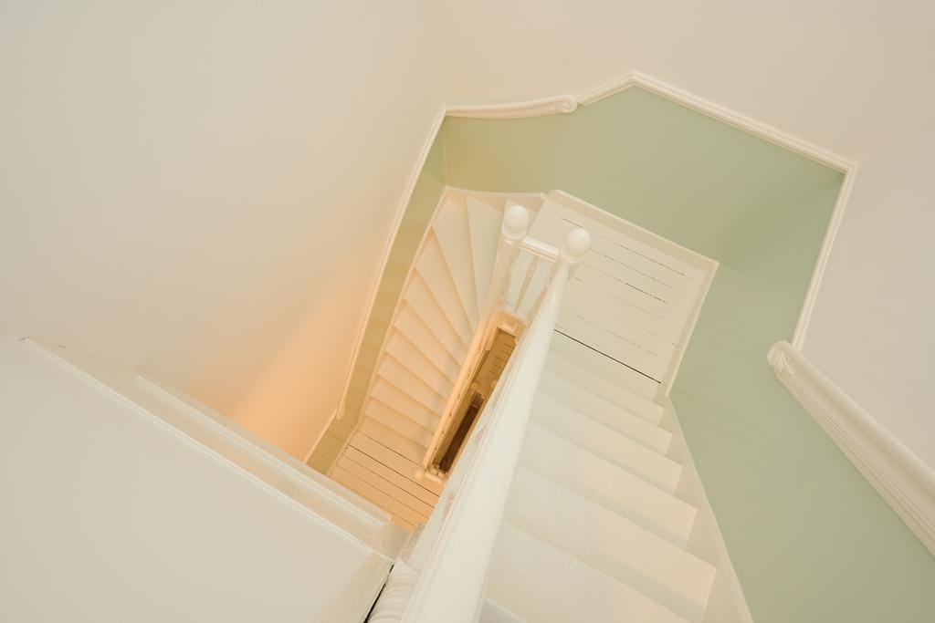 Charming Five-Room Apartment with Sunny Garden in Duinoord — 25