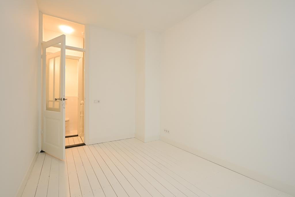 Charming Five-Room Apartment with Sunny Garden in Duinoord — 26