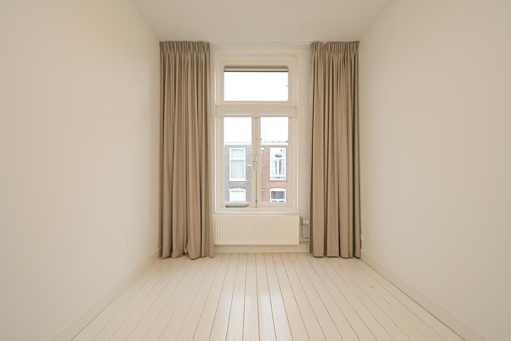 Charming Five-Room Apartment with Sunny Garden in Duinoord — 28