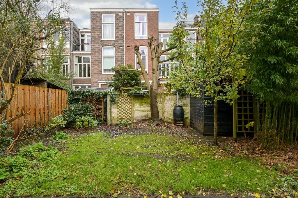 Charming Five-Room Apartment with Sunny Garden in Duinoord — 33