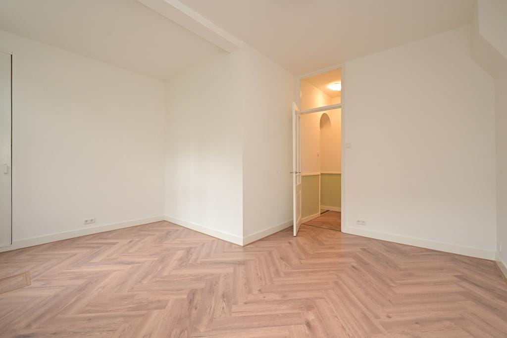 Charming Five-Room Apartment with Sunny Garden in Duinoord — 19