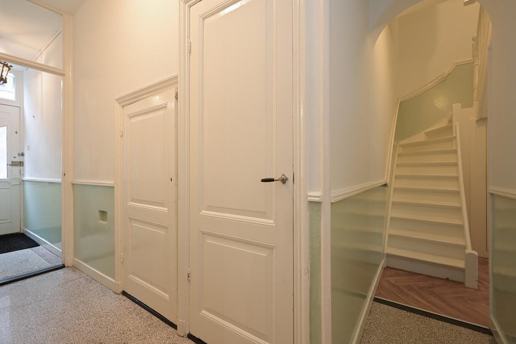 Charming Five-Room Apartment with Sunny Garden in Duinoord — 16