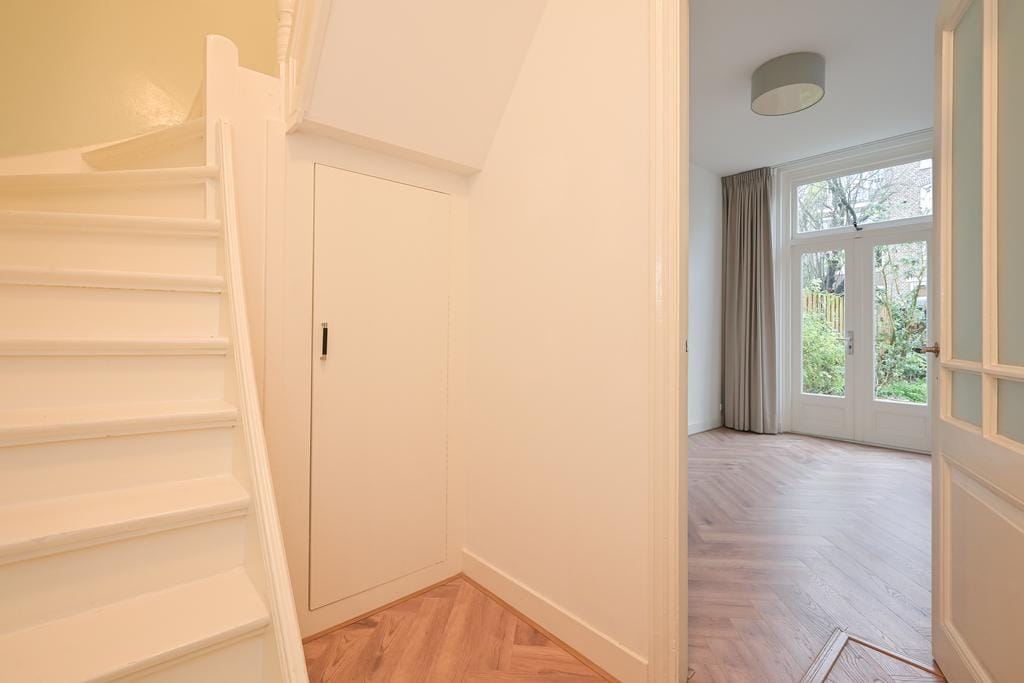 Charming Five-Room Apartment with Sunny Garden in Duinoord — 17