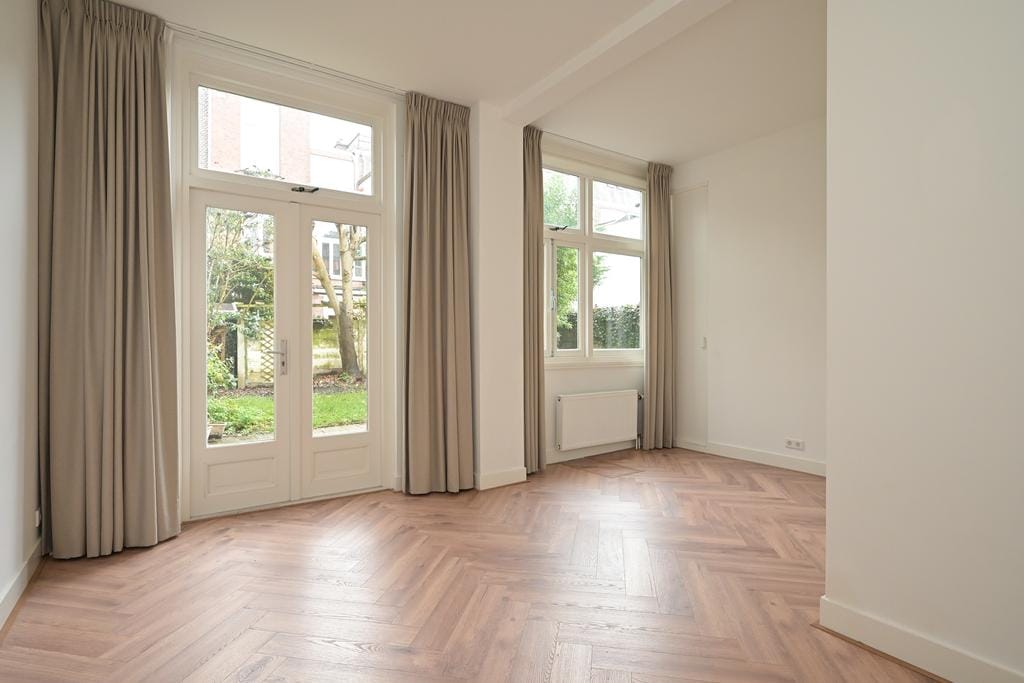 Charming Five-Room Apartment with Sunny Garden in Duinoord — 18