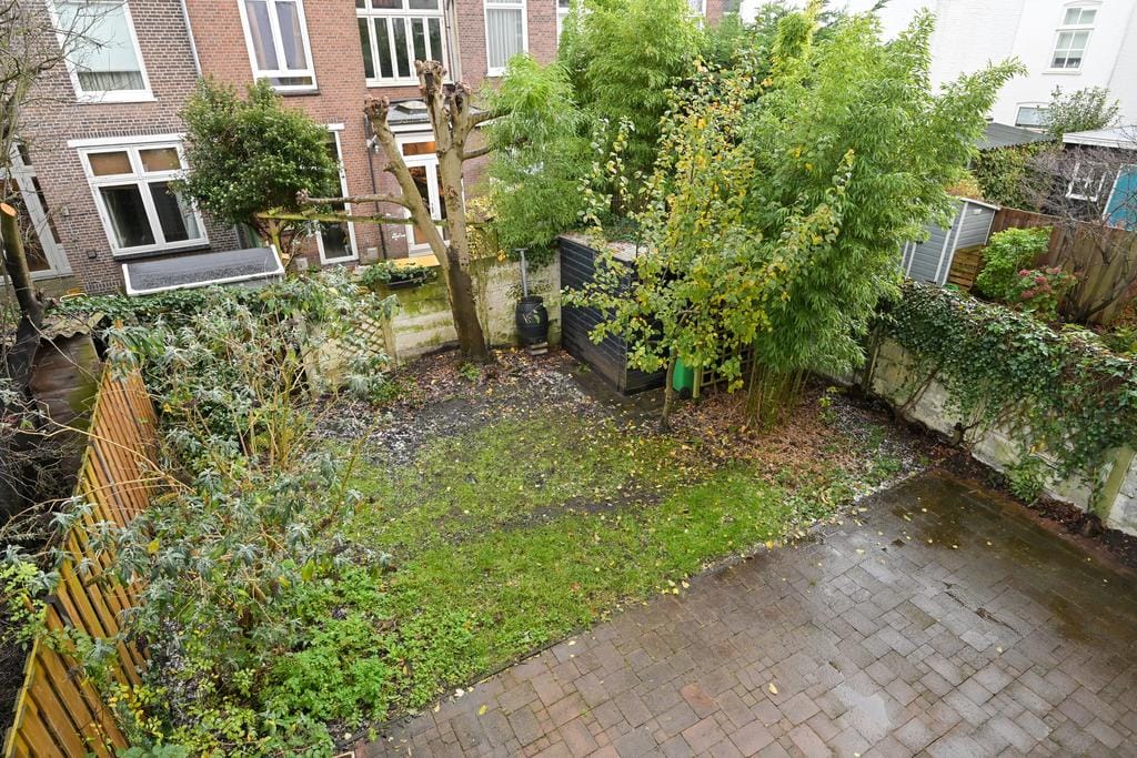 Charming Five-Room Apartment with Sunny Garden in Duinoord — 32