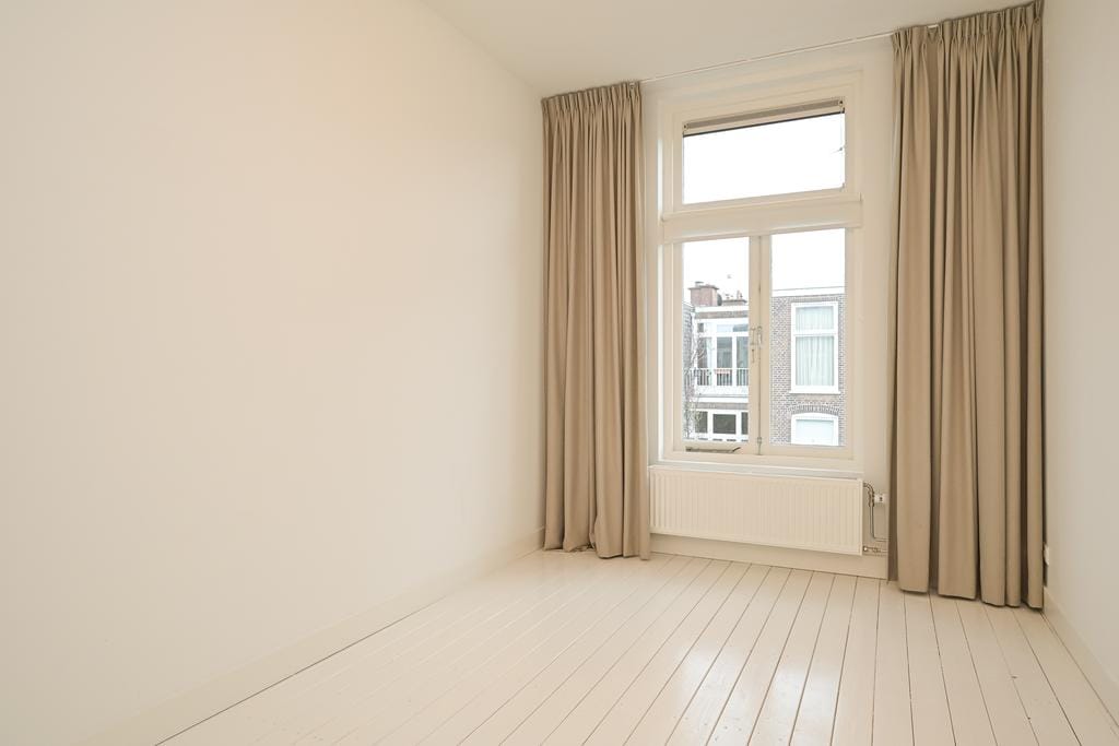 Charming Five-Room Apartment with Sunny Garden in Duinoord — 27