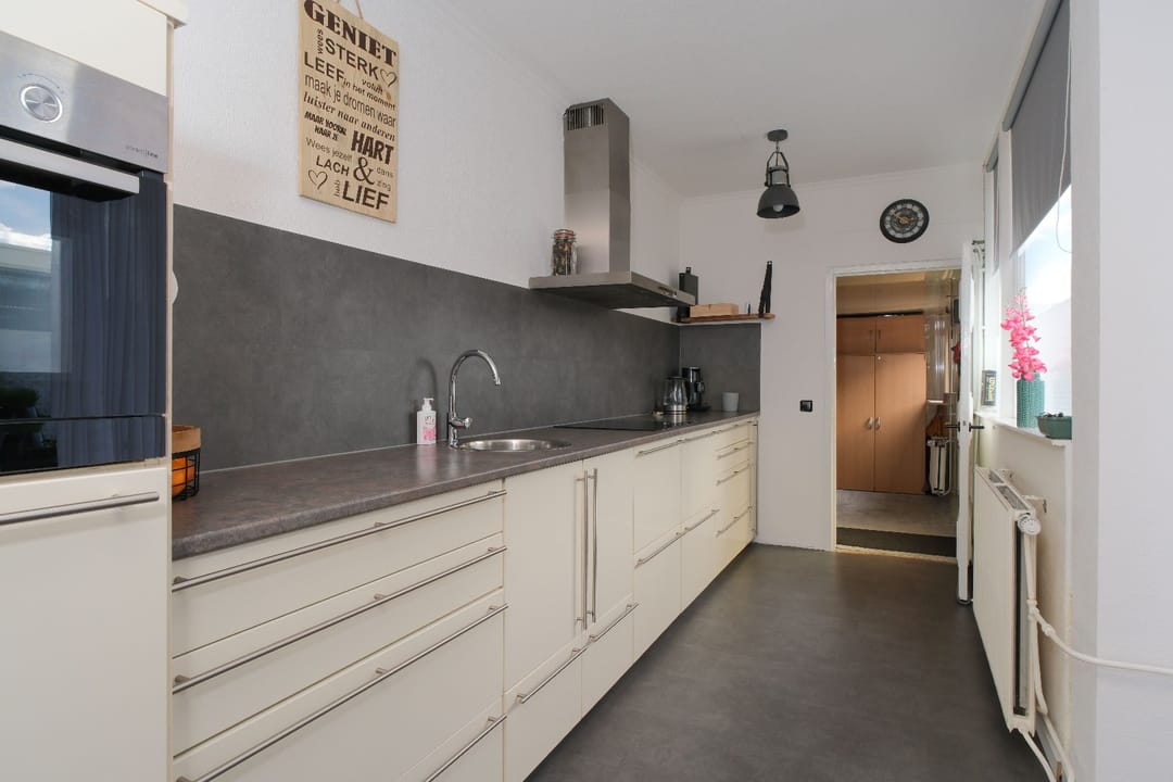 Photo 17 of D H van der Scheerstraat 54