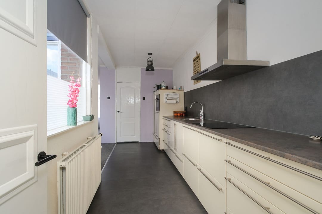Photo 16 of D H van der Scheerstraat 54