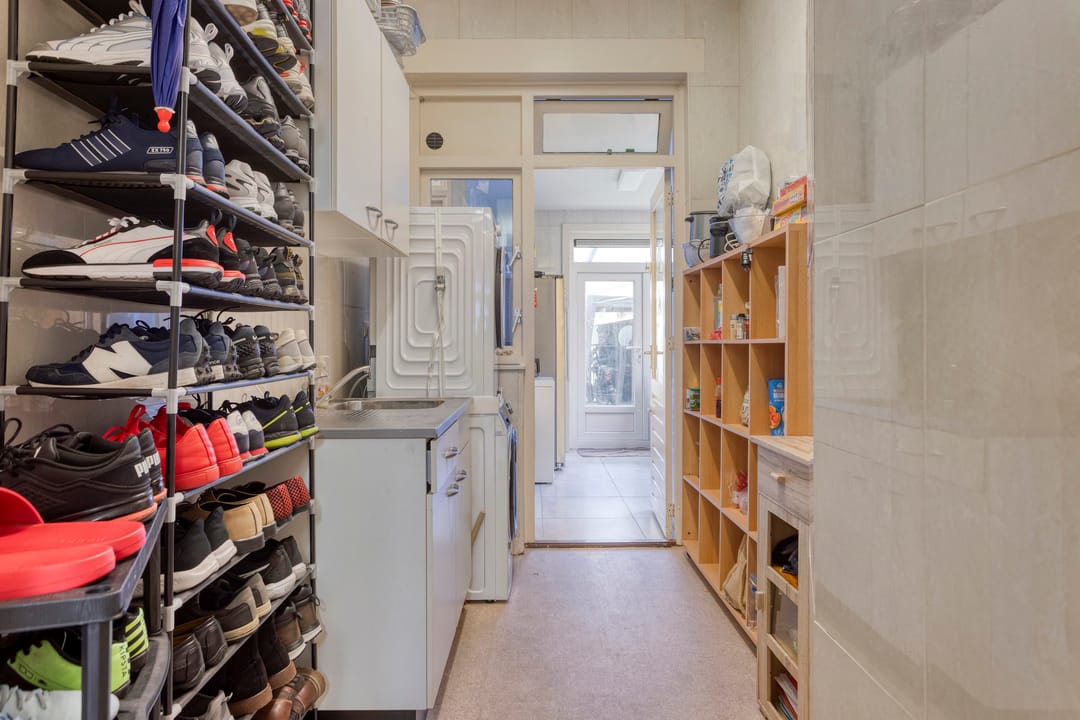 Spacious Ground Floor Apartment with 5 Bedrooms in The Hague — 21