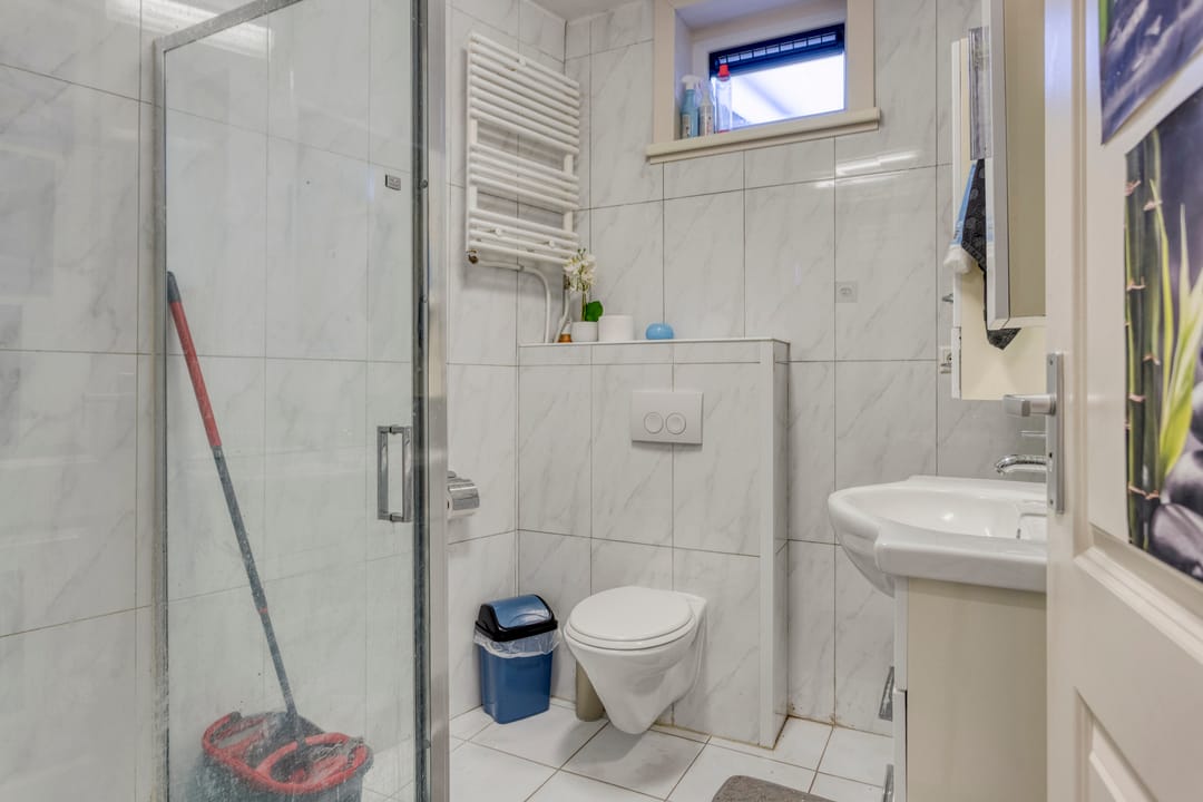 Spacious Ground Floor Apartment with 5 Bedrooms in The Hague — 23