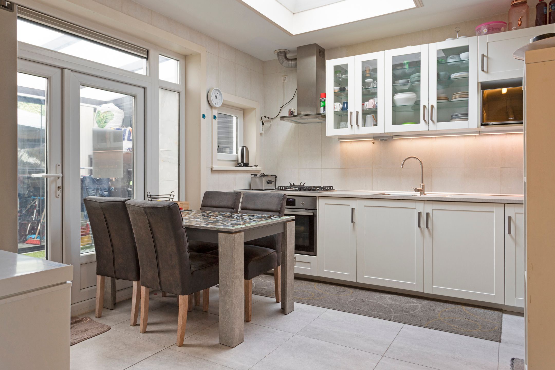 Spacious Ground Floor Apartment with 5 Bedrooms in The Hague — 13
