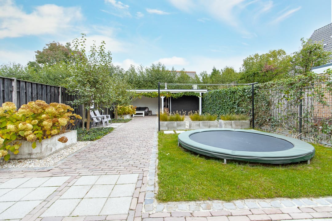 Spacious end terrace home with office space in child-friendly Kerkdriel — 41