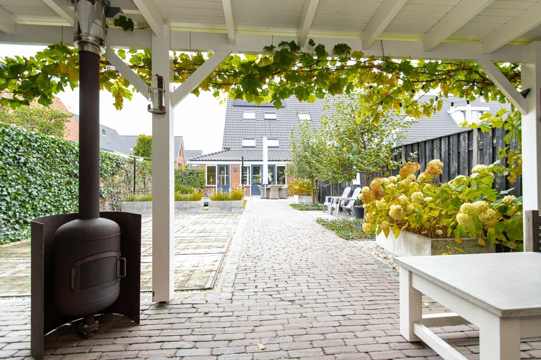 Spacious end terrace home with office space in child-friendly Kerkdriel — 46