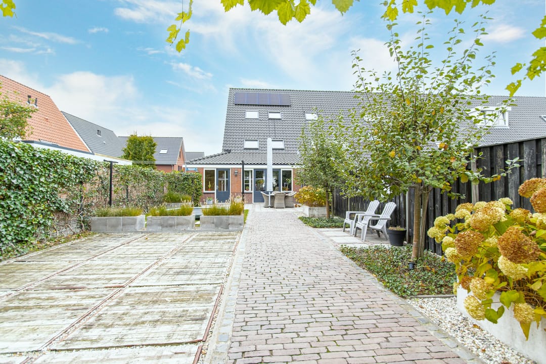 Spacious end terrace home with office space in child-friendly Kerkdriel — 47