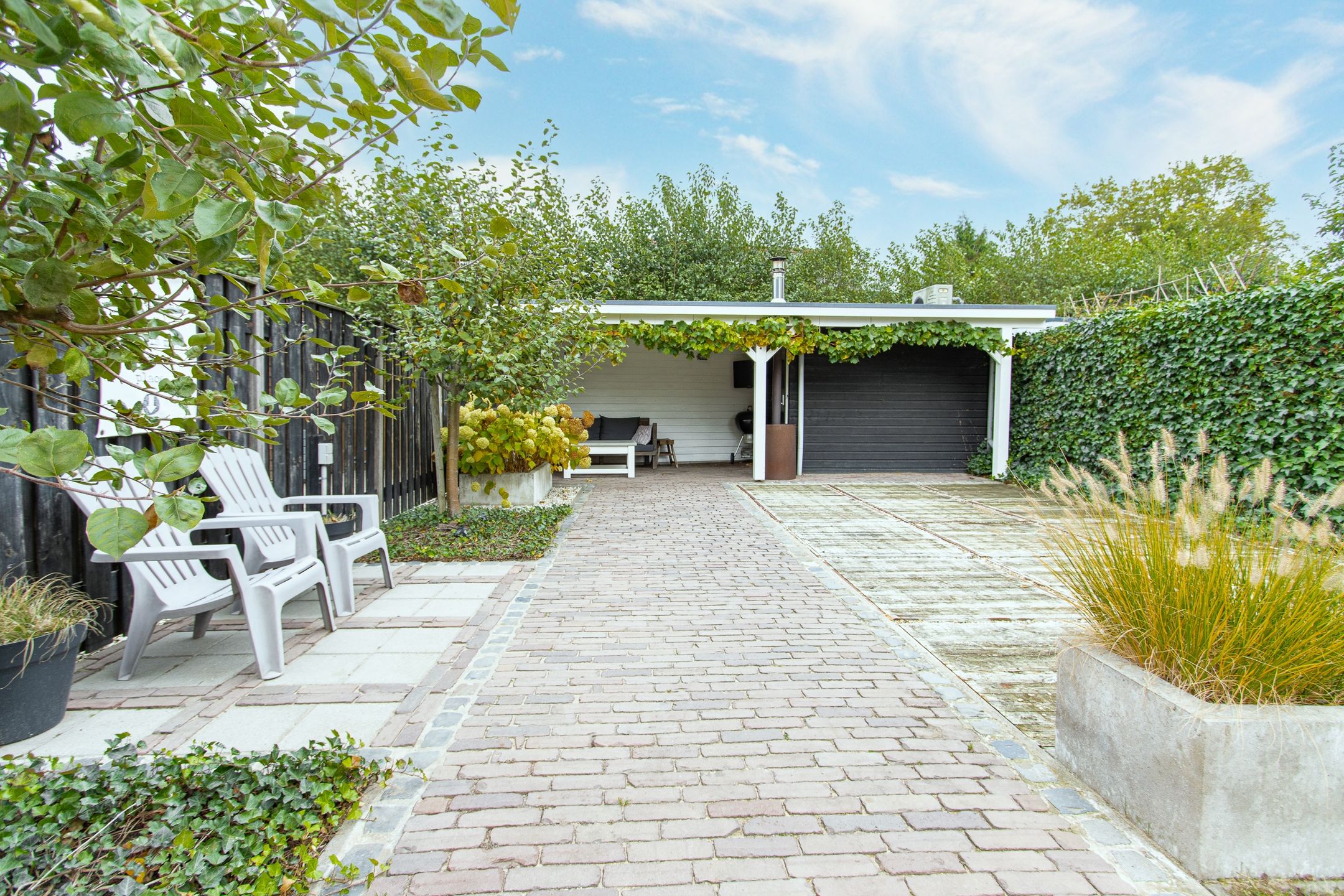 Spacious end terrace home with office space in child-friendly Kerkdriel — 42
