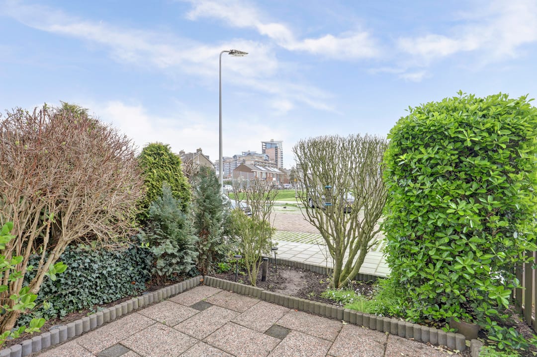Well-maintained family home in quiet Zwijndrecht neighborhood — 16