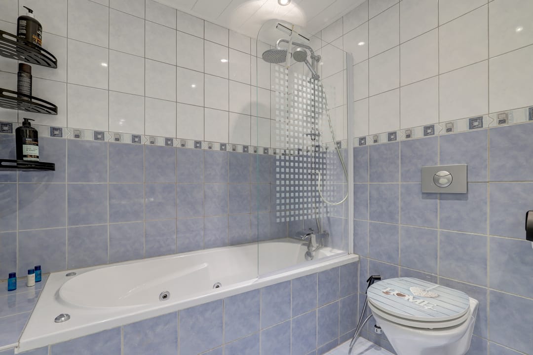 Well-maintained family home in quiet Zwijndrecht neighborhood — 22