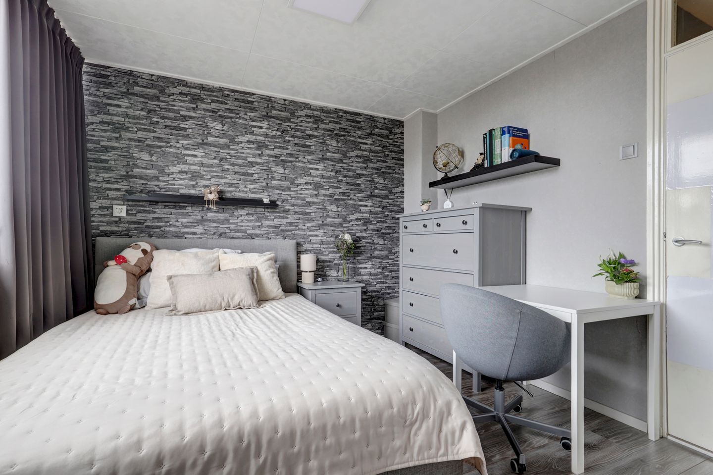 Well-maintained family home in quiet Zwijndrecht neighborhood — 25