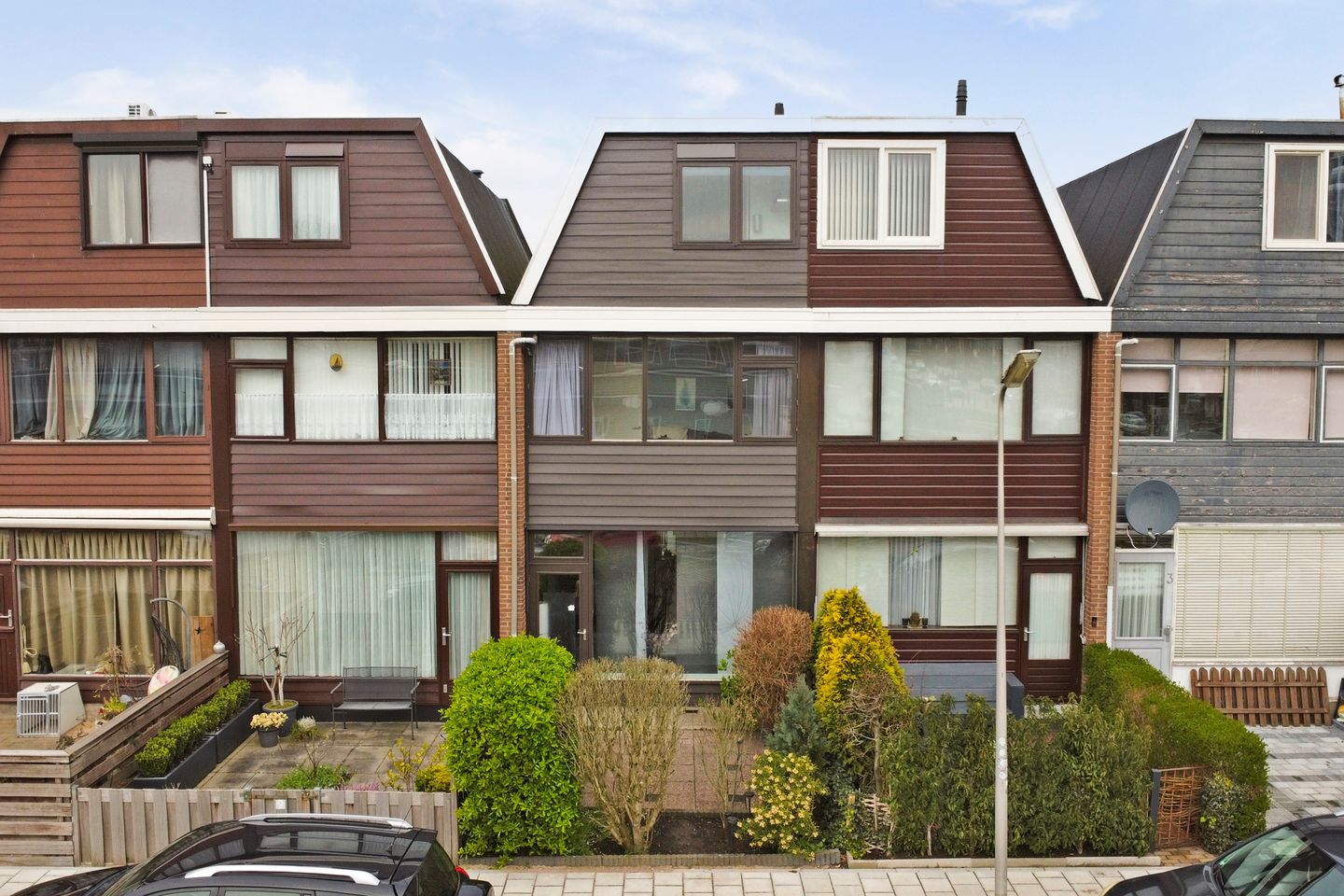 Well-maintained family home in quiet Zwijndrecht neighborhood — 35