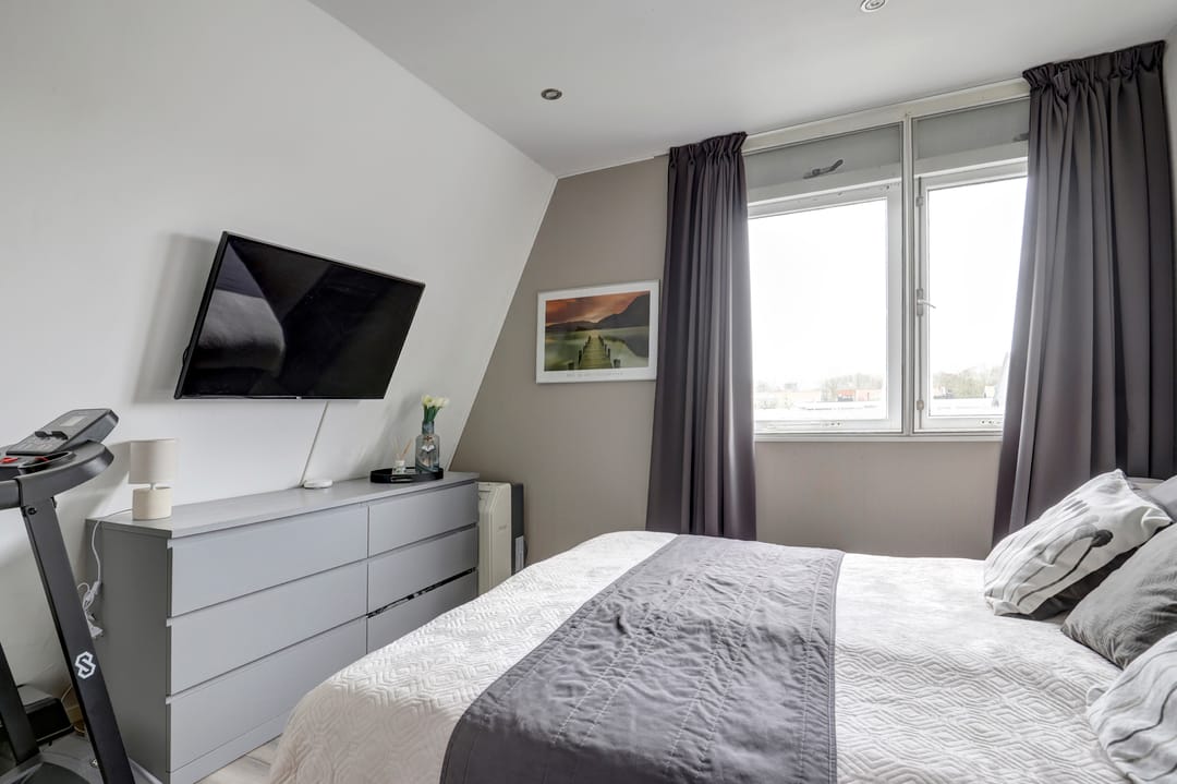 Well-maintained family home in quiet Zwijndrecht neighborhood — 31