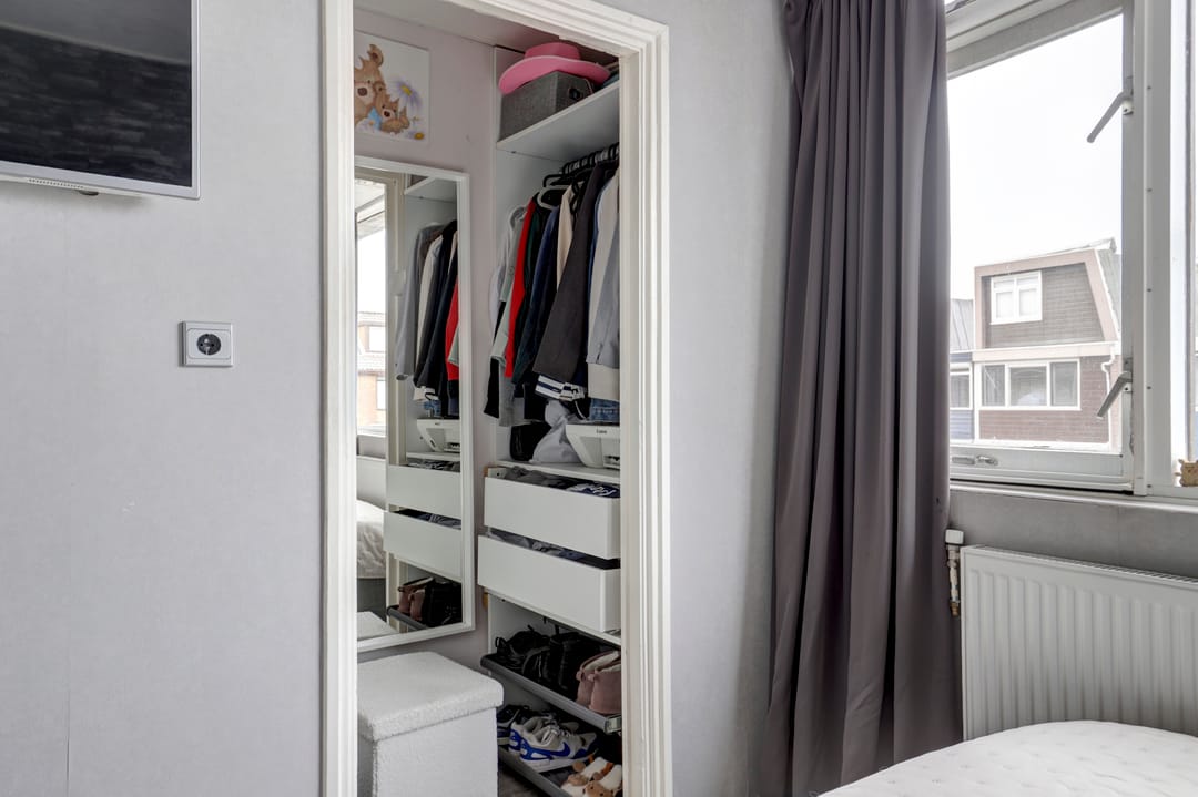 Well-maintained family home in quiet Zwijndrecht neighborhood — 26