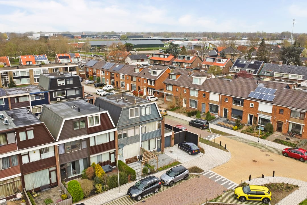 Well-maintained family home in quiet Zwijndrecht neighborhood — 41