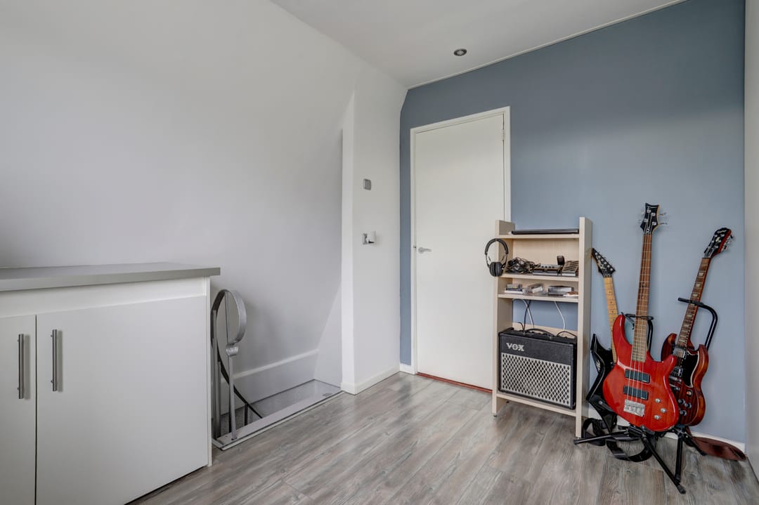 Well-maintained family home in quiet Zwijndrecht neighborhood — 28