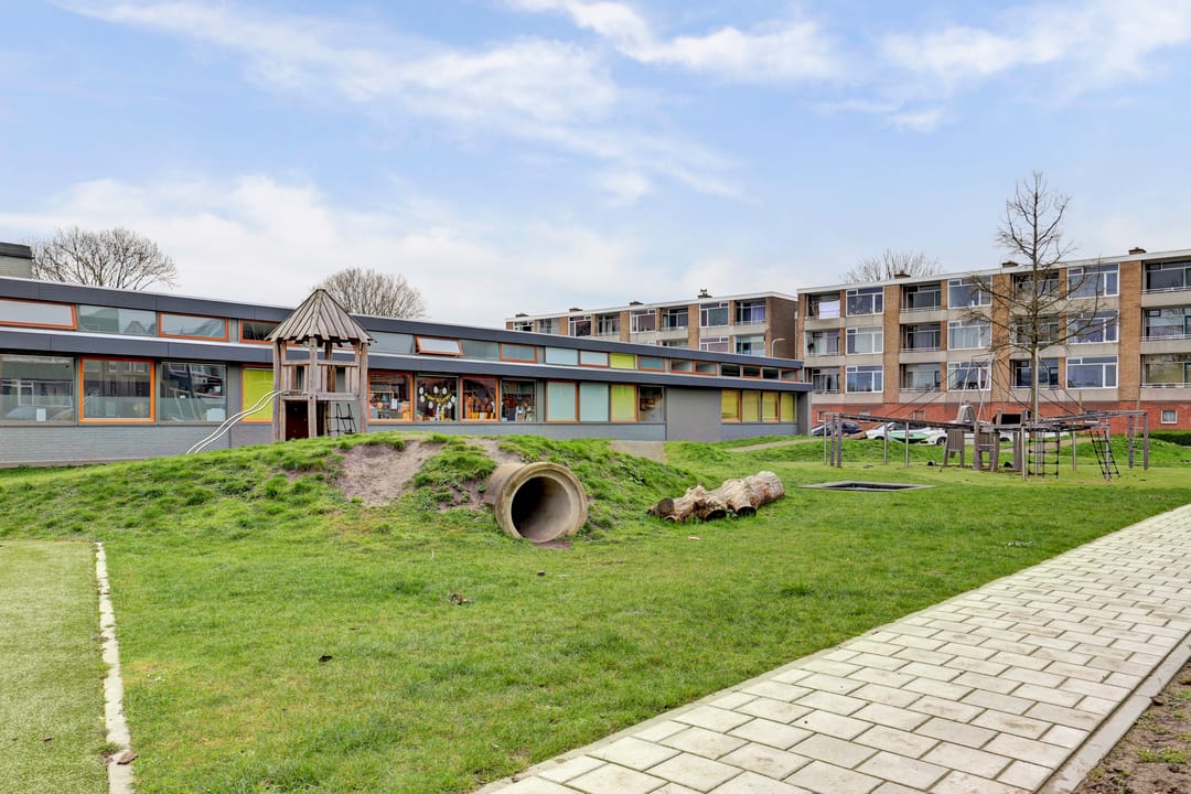 Well-maintained family home in quiet Zwijndrecht neighborhood — 38