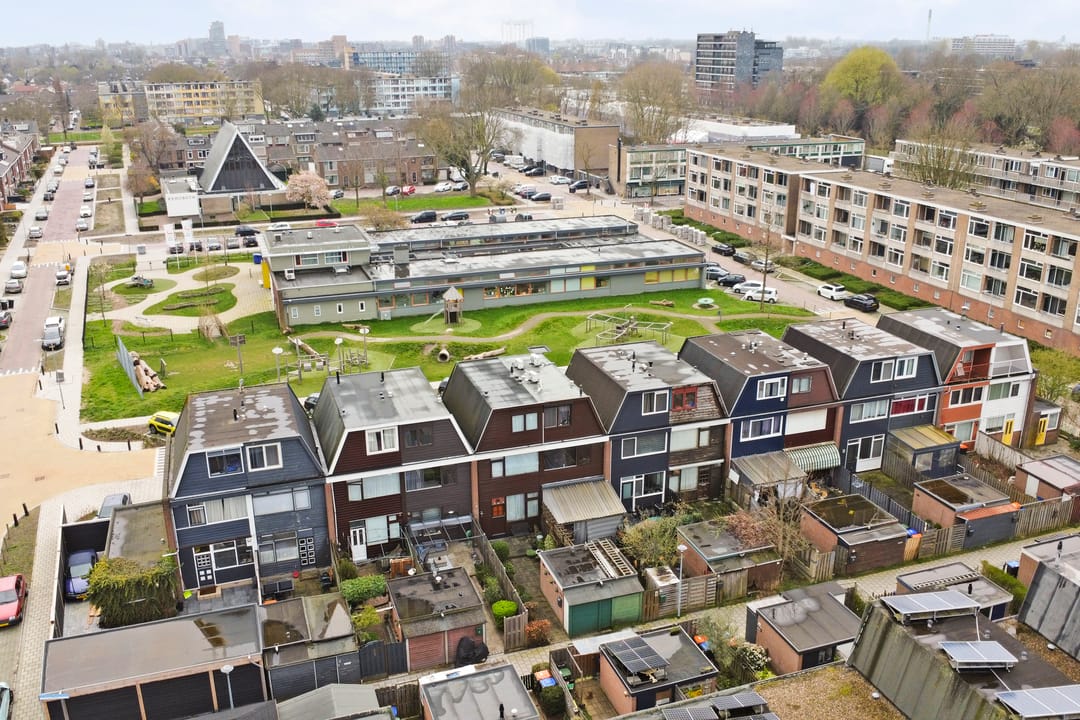 Well-maintained family home in quiet Zwijndrecht neighborhood — 43