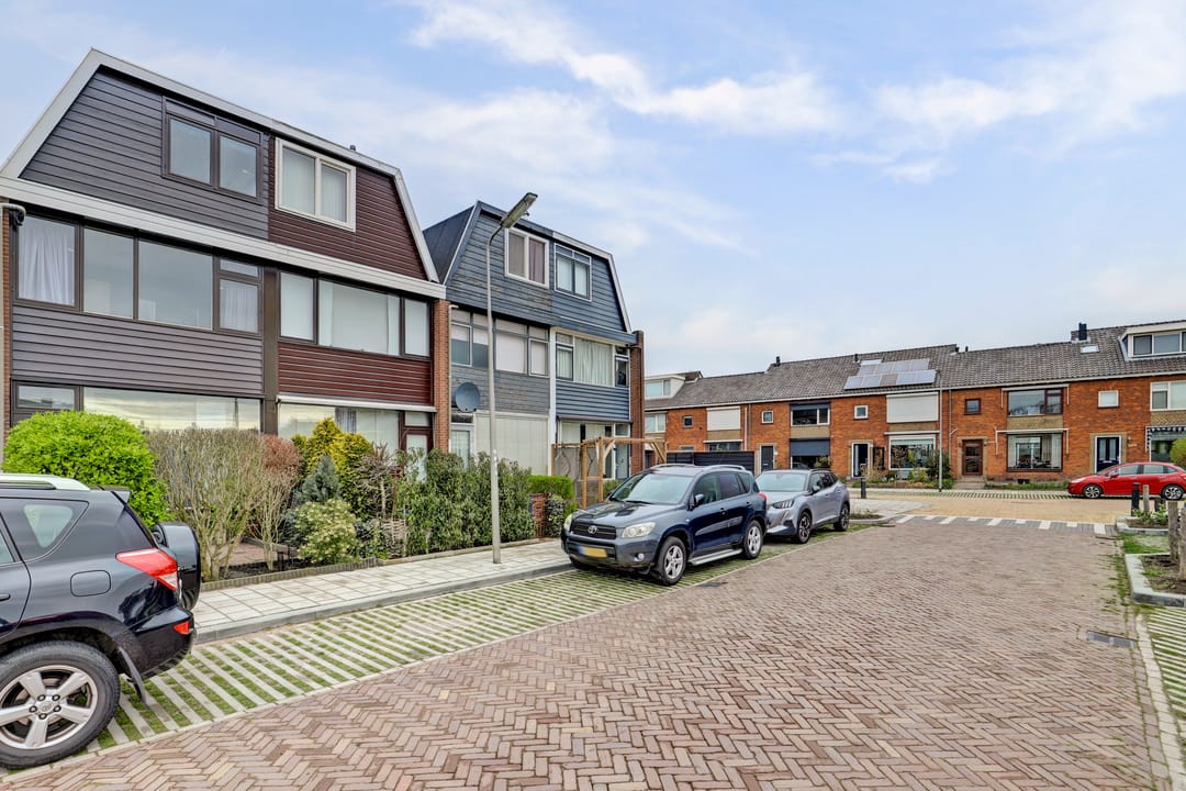 Well-maintained family home in quiet Zwijndrecht neighborhood — 37