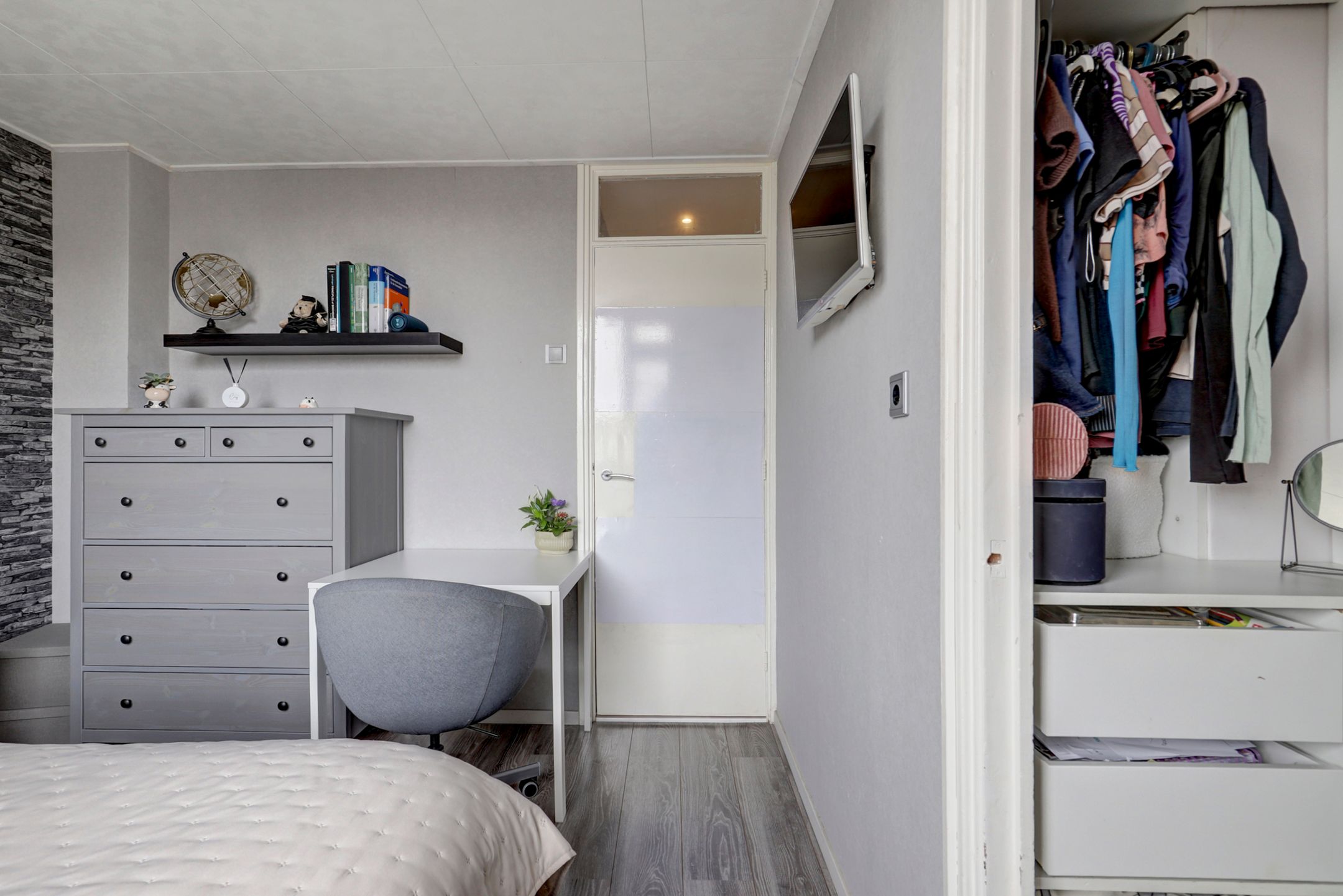 Well-maintained family home in quiet Zwijndrecht neighborhood — 27