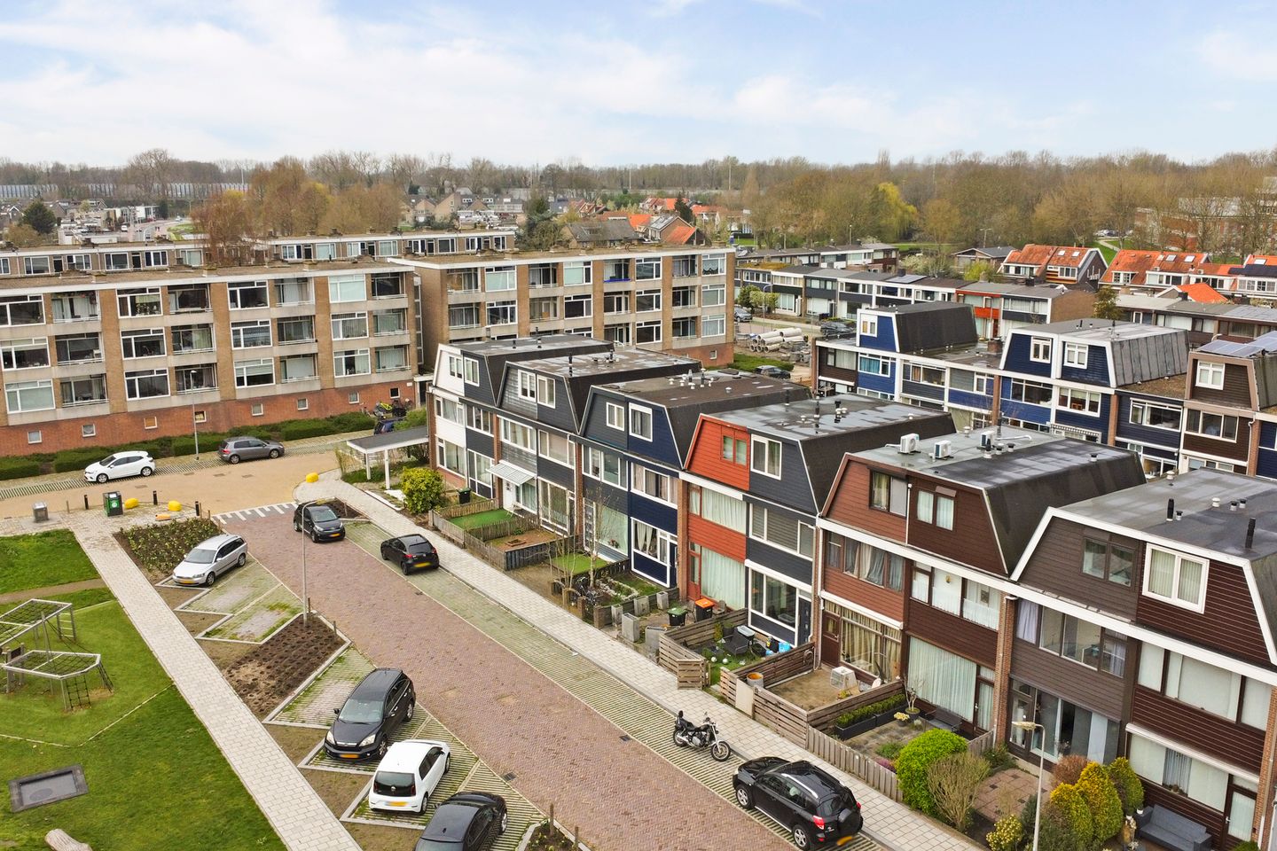 Well-maintained family home in quiet Zwijndrecht neighborhood — 40