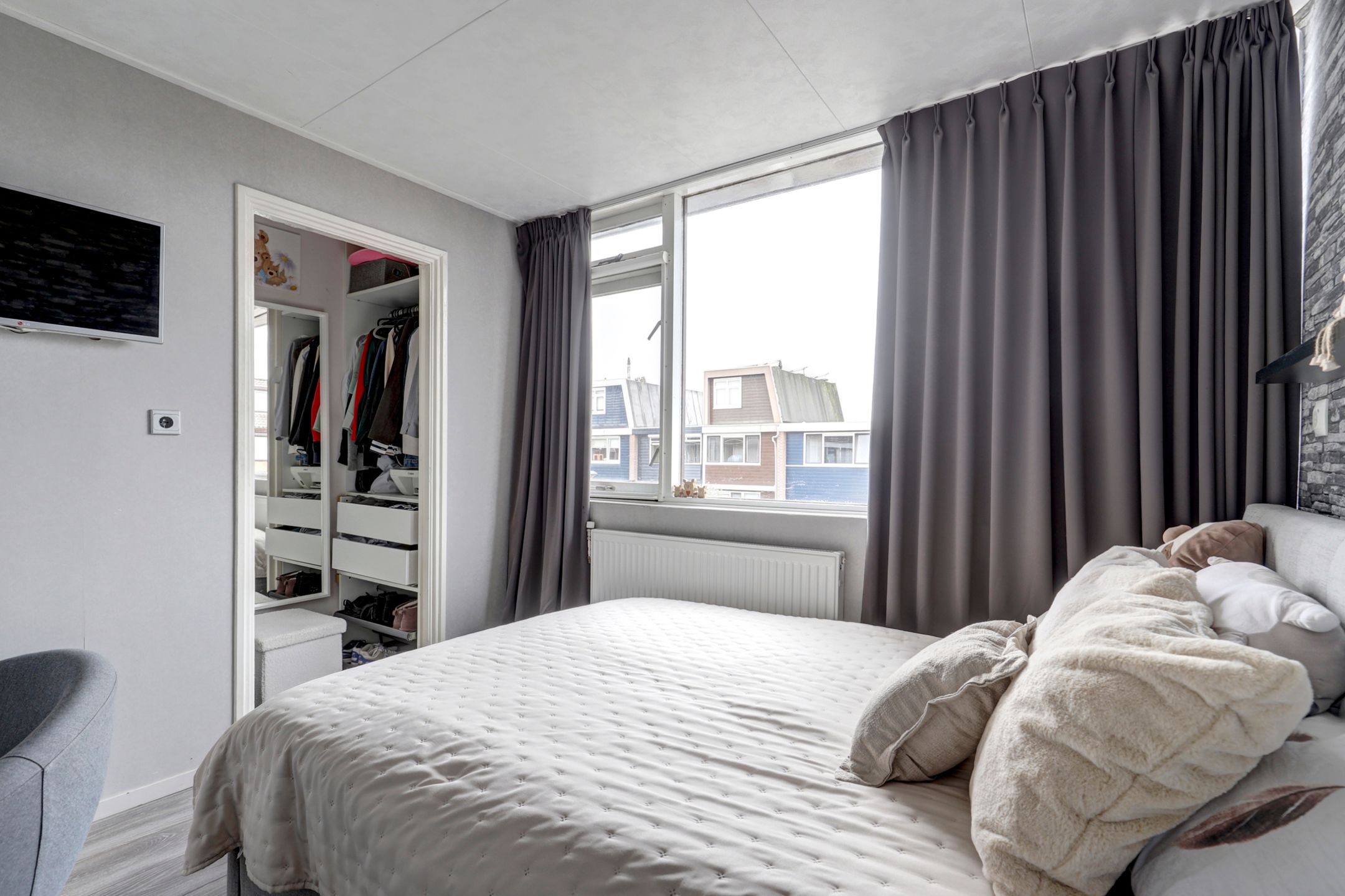 Well-maintained family home in quiet Zwijndrecht neighborhood — 24