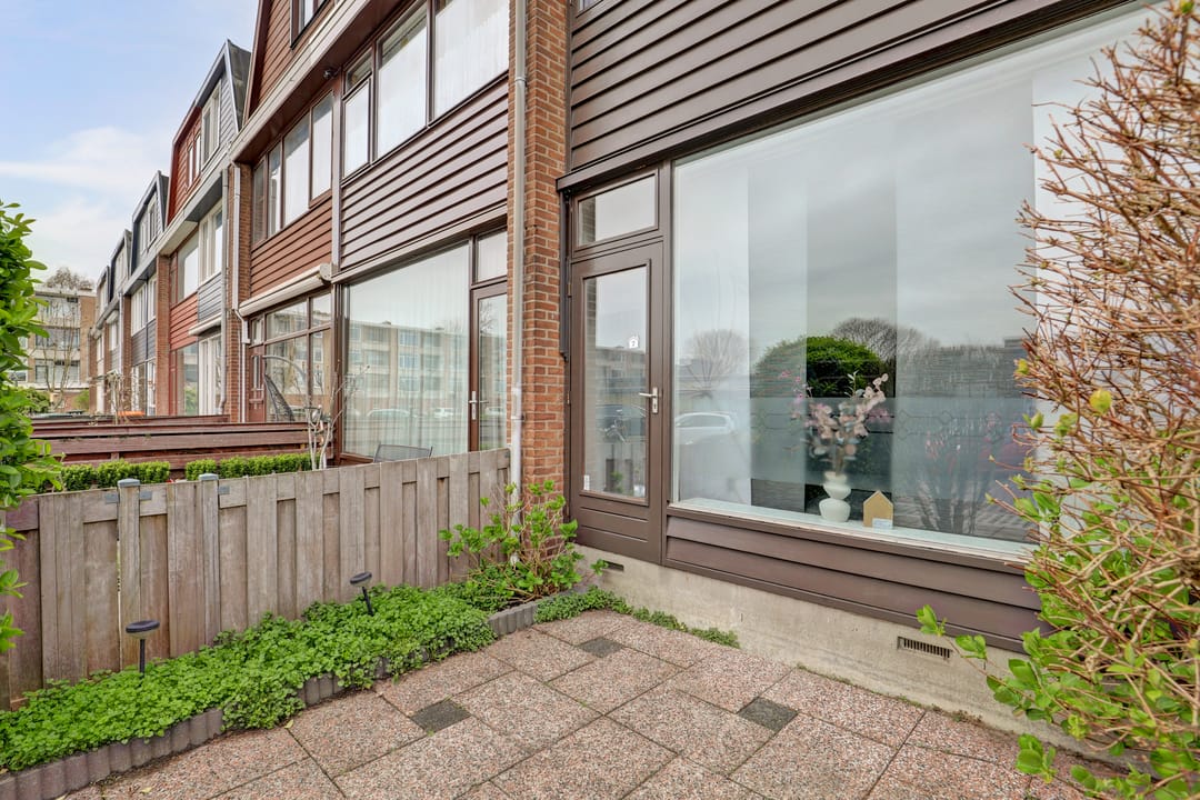 Well-maintained family home in quiet Zwijndrecht neighborhood — 17