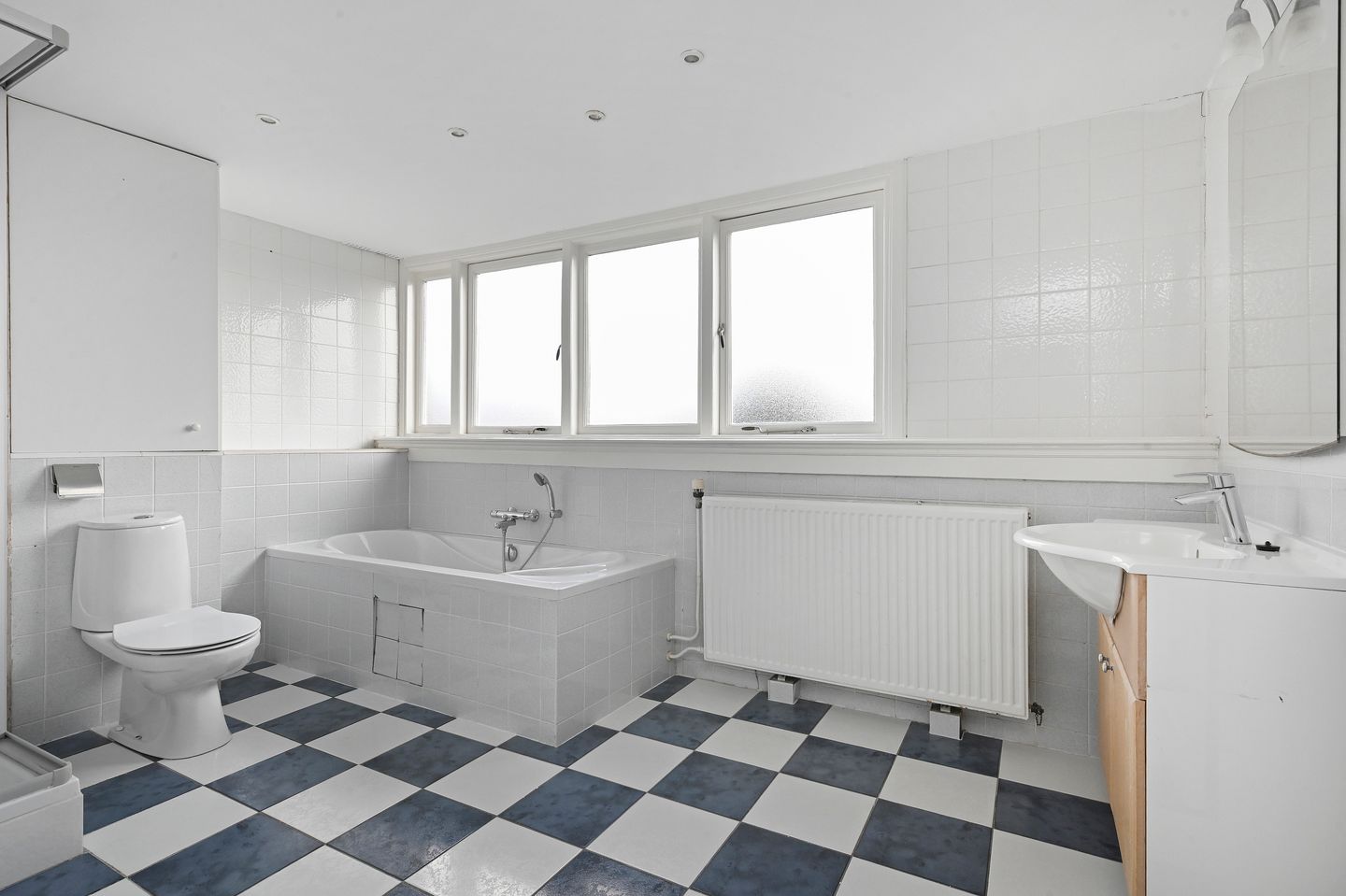 Spacious three-story upper apartment with sunny balcony in sought-after Vogelwijk — 13
