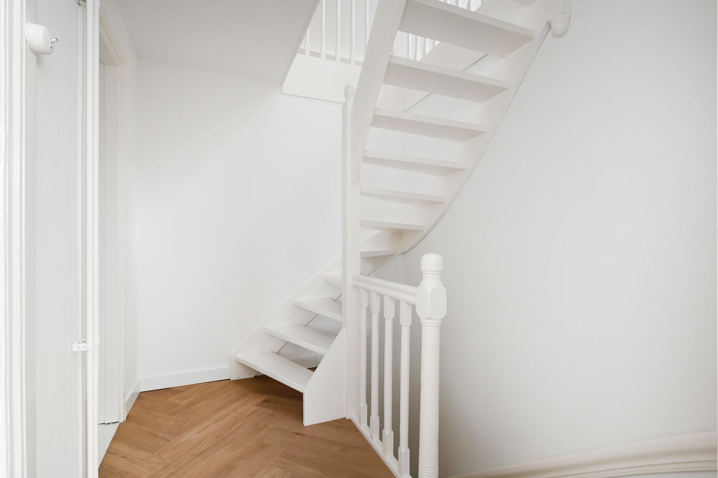 Spacious three-story upper apartment with sunny balcony in sought-after Vogelwijk — 14