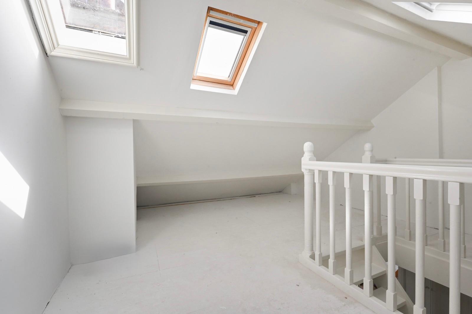 Spacious three-story upper apartment with sunny balcony in sought-after Vogelwijk — 15
