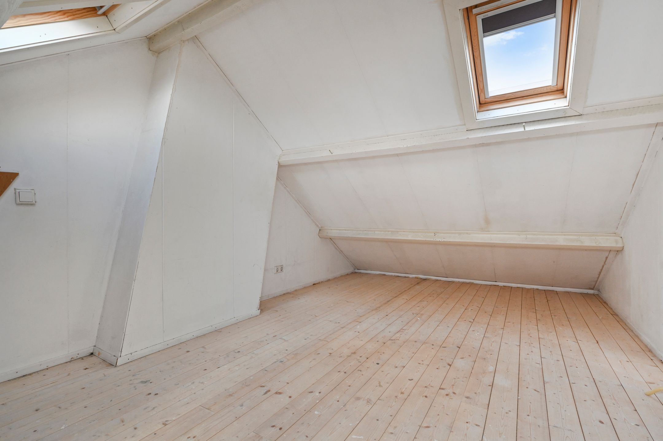 Spacious three-story upper apartment with sunny balcony in sought-after Vogelwijk — 12