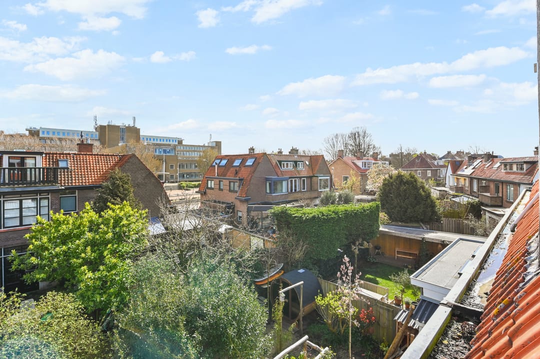 Spacious three-story upper apartment with sunny balcony in sought-after Vogelwijk — 16