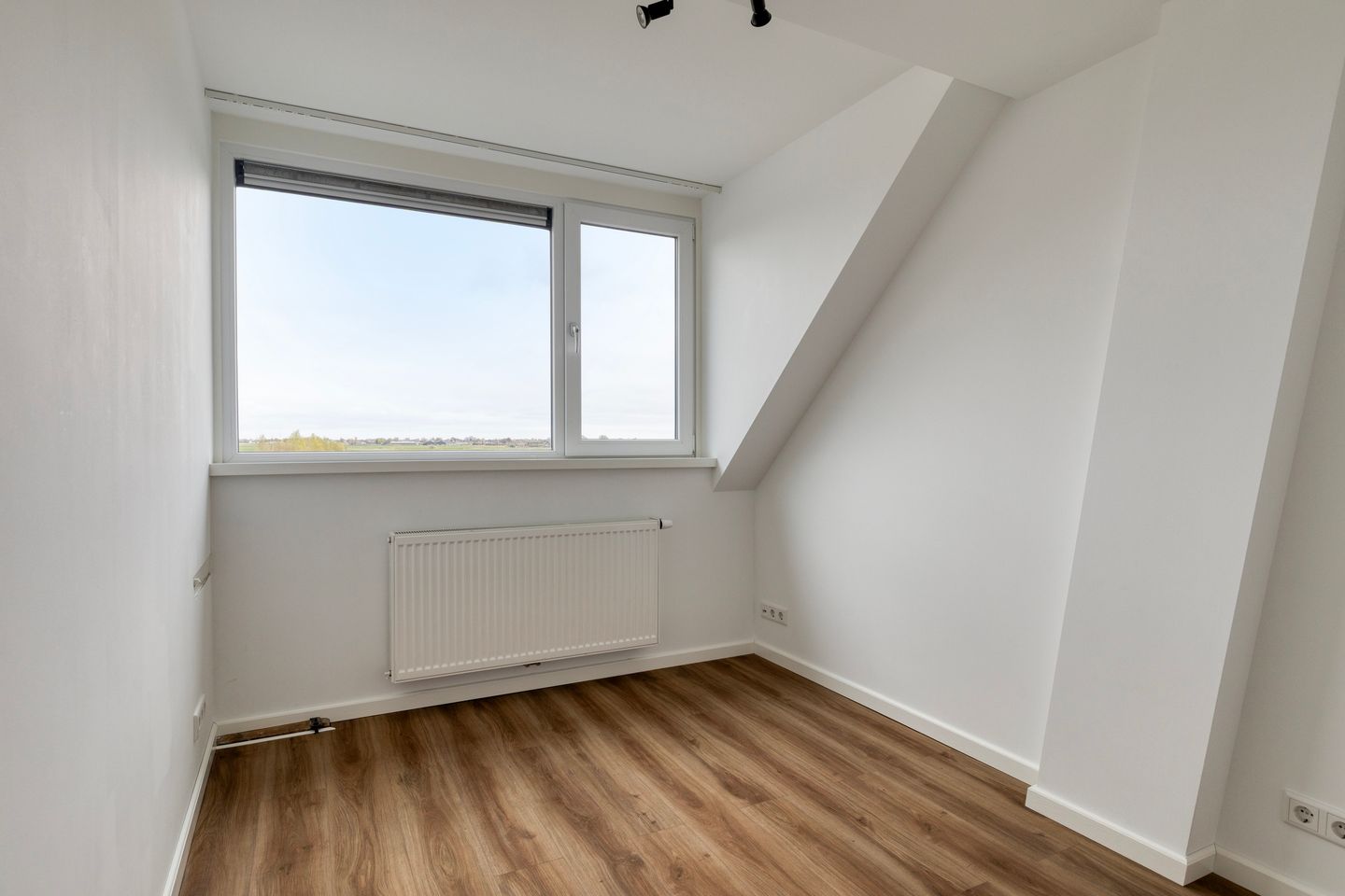 Fully renovated terraced house with stunning rural views and deep sunny garden — 27