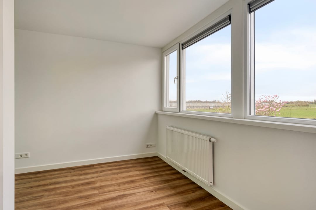 Fully renovated terraced house with stunning rural views and deep sunny garden — 30