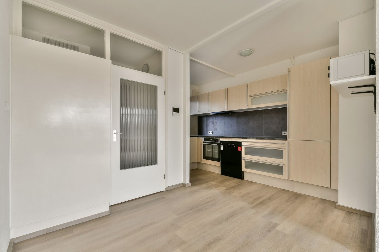 Spacious 3-bedroom apartment with renovated kitchen in Amsterdam-Noord — 34