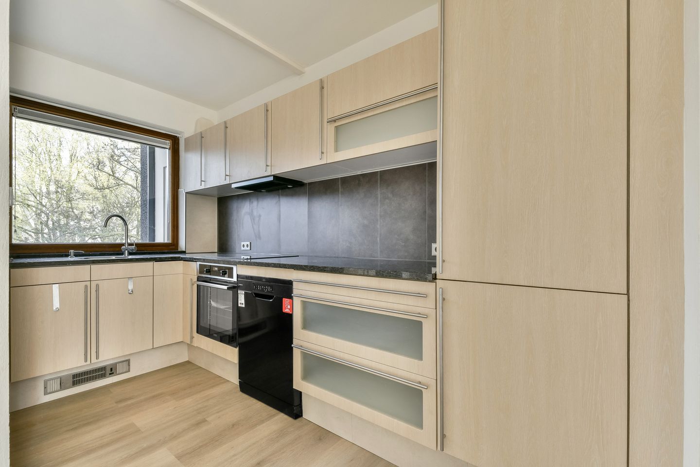 Spacious 3-bedroom apartment with renovated kitchen in Amsterdam-Noord — 35