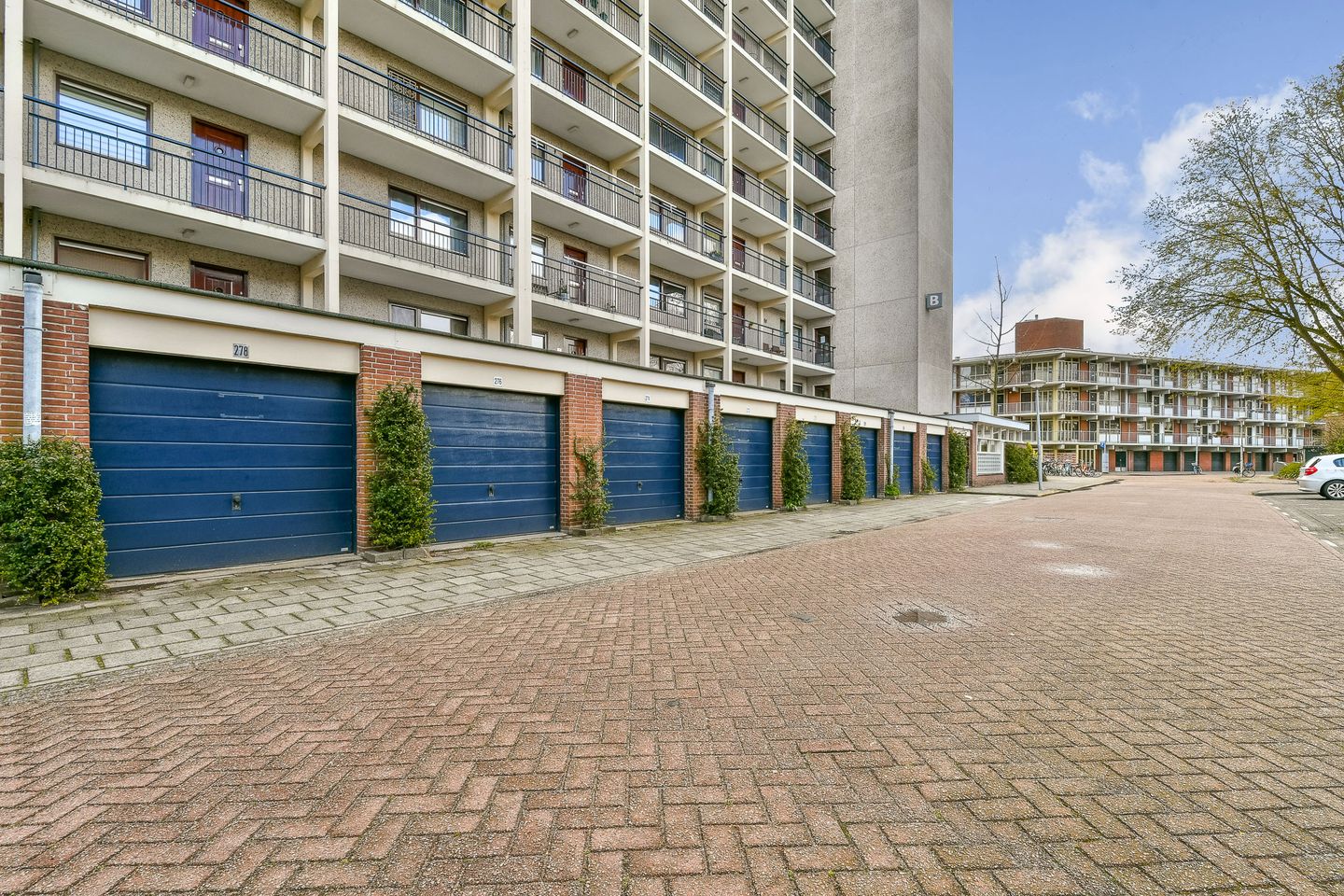 Spacious 3-bedroom apartment with renovated kitchen in Amsterdam-Noord — 44