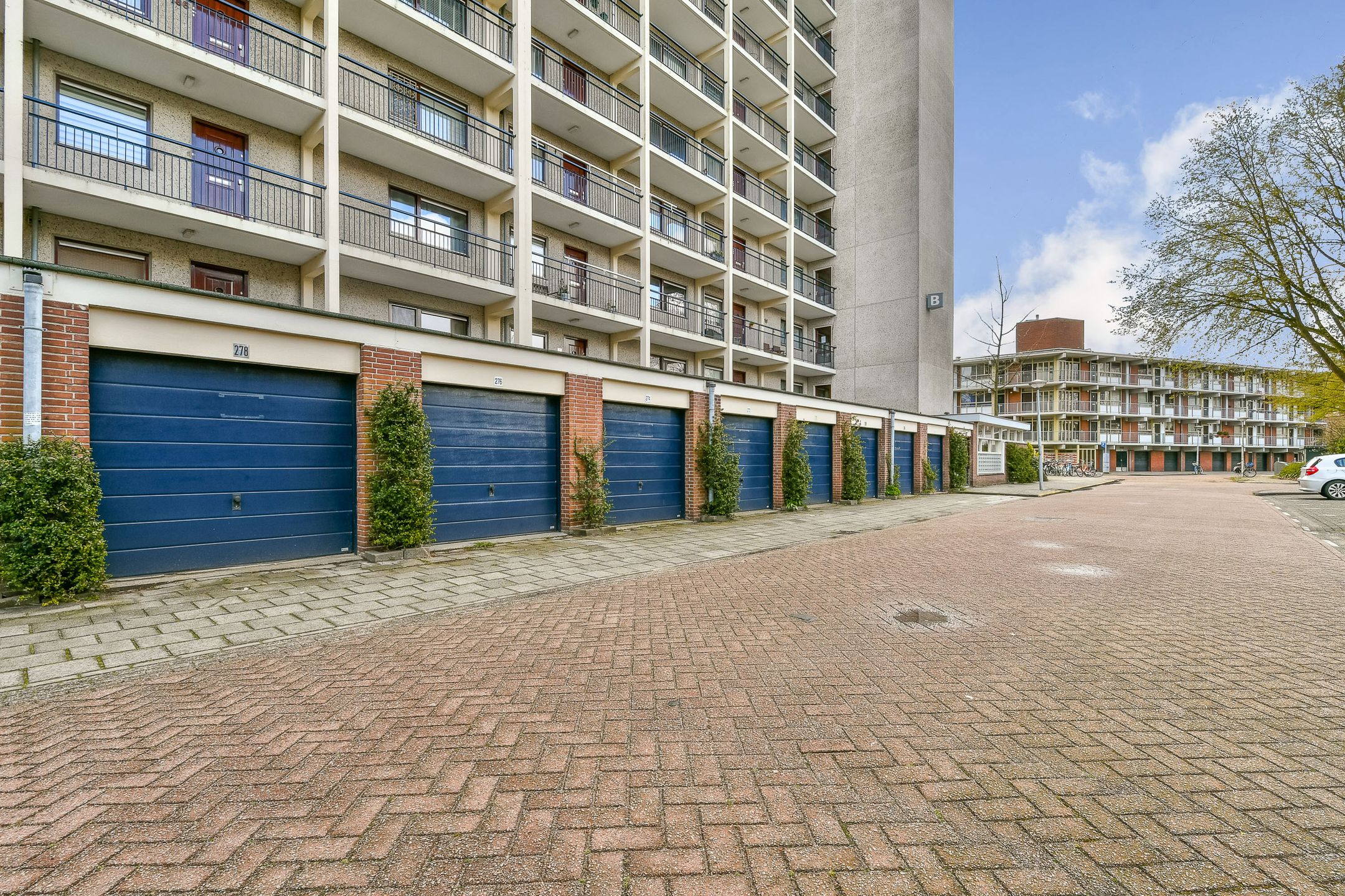 Spacious 3-bedroom apartment with renovated kitchen in Amsterdam-Noord — 18