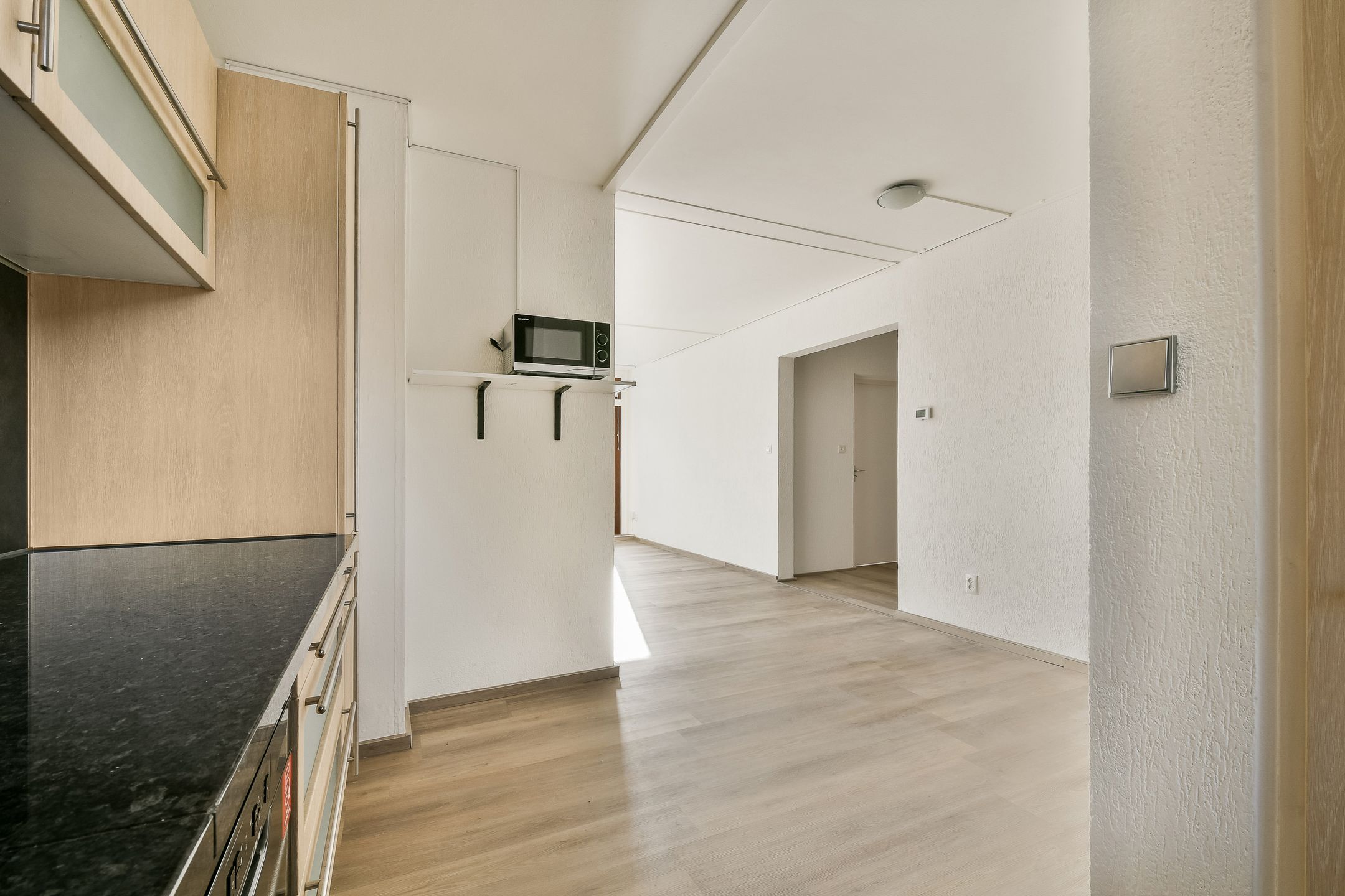 Spacious 3-bedroom apartment with renovated kitchen in Amsterdam-Noord — 36