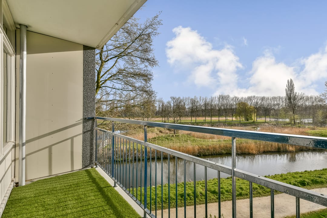 Spacious 3-bedroom apartment with renovated kitchen in Amsterdam-Noord — 32