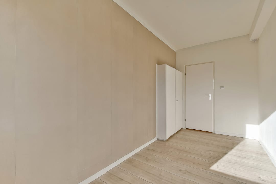 Spacious 3-bedroom apartment with renovated kitchen in Amsterdam-Noord — 38